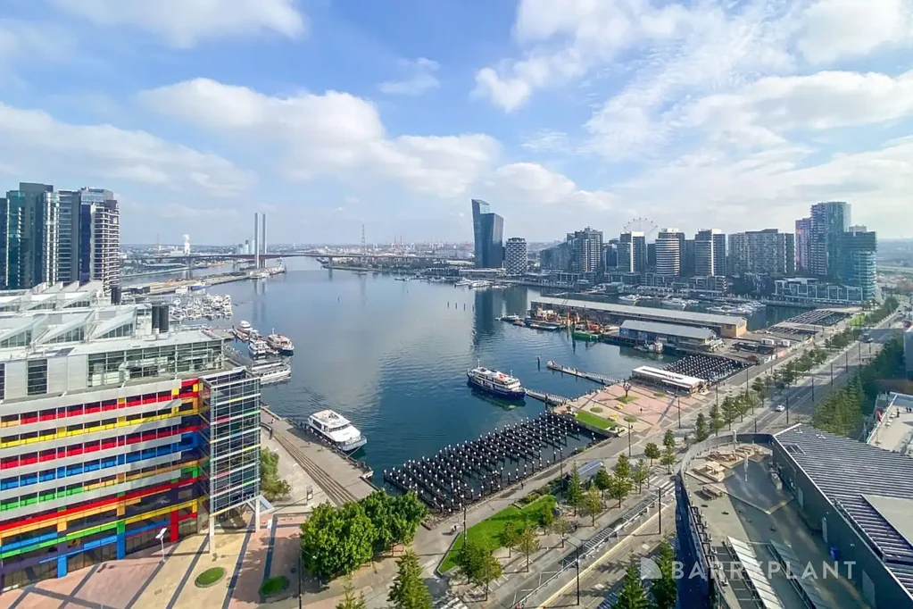 Docklands 2房 双钥匙设计灵活  水景视野壮丽  现代厨卫精装  市中心便捷生活  高端设施齐全  安全停车储物 Soak in Spectacular Harbour Views from This Rare Dual Key Opportunity!