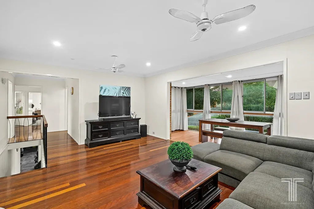27 Cresthaven Drive, Mansfield, QLD 4122