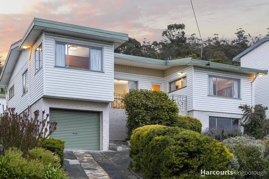 Taroona 3Zimmer Carita: Mid-Century Charm With Water Views in Prestigious Taroona