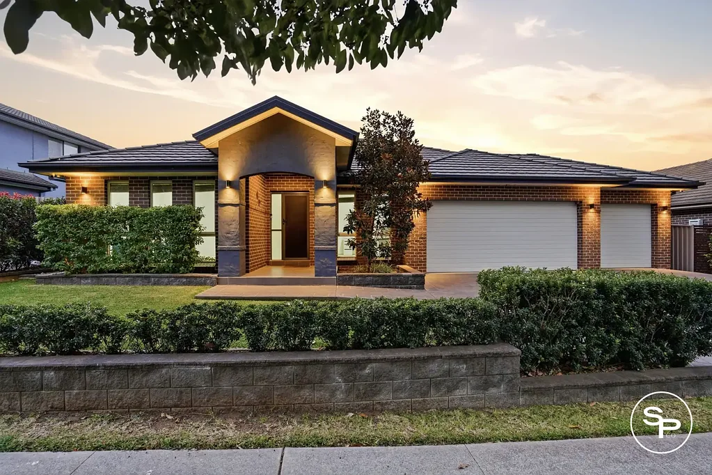 Oran Park 4Kwarto Swimming Pool, Triple Garage & Family Living on 602sqm