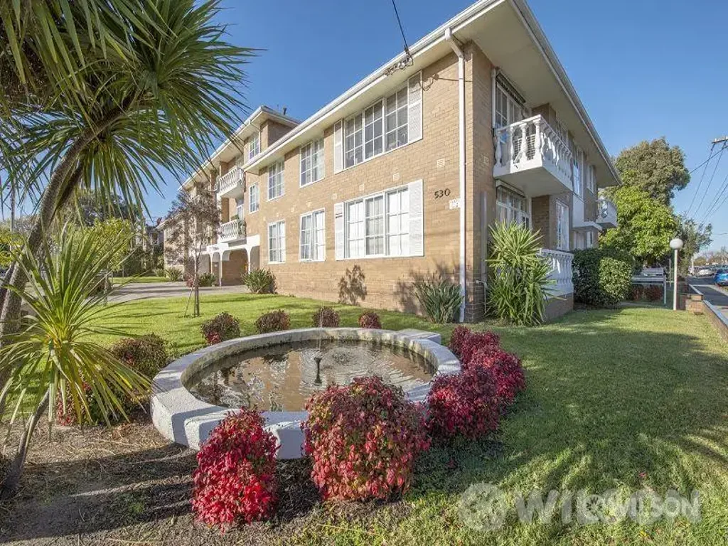 Spacious Apartment Opposite Hopetoun Gardens!