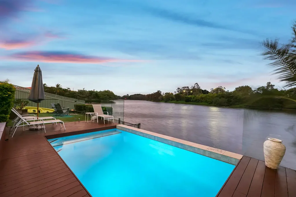 Robina 4غرفة نوم Stunning Waterfront Family Home – Fully Renovated with Luxury Features