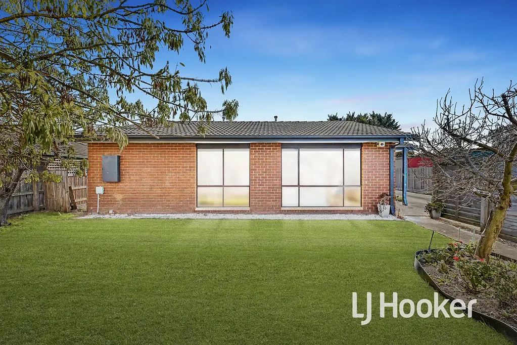 Hampton Park 3 Slaapkamer Perfectly Positioned Front Unit with No Body Corporate!