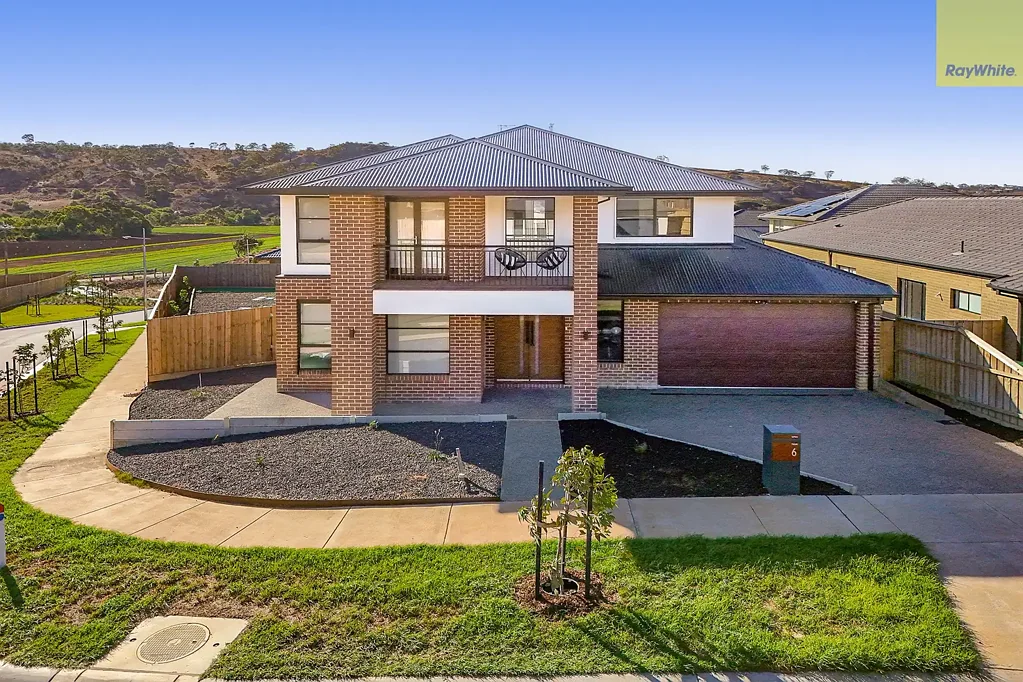 NEAR NEW-HUGE FAMILY HOME
