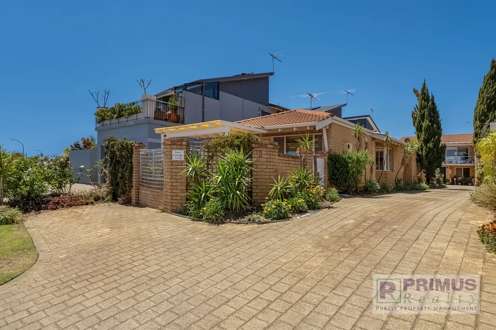 Riverside location on Melville Parade – enjoy uninterrupted views across the Swan River as boats drift by