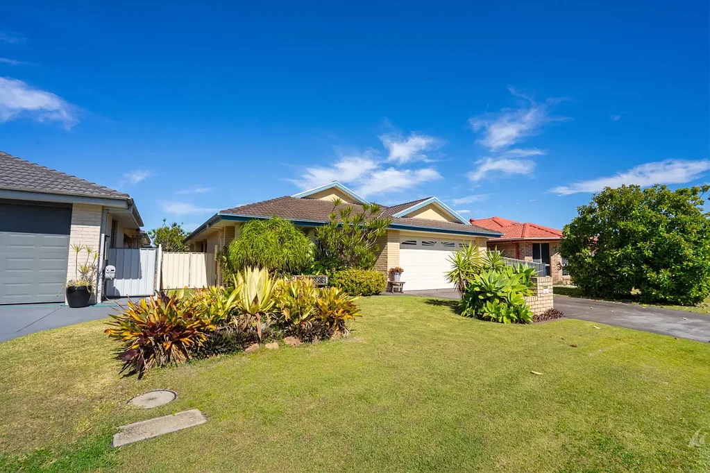 Tuncurry 4Zimmer Experience Refined Tuncurry Living in This Immaculate Home