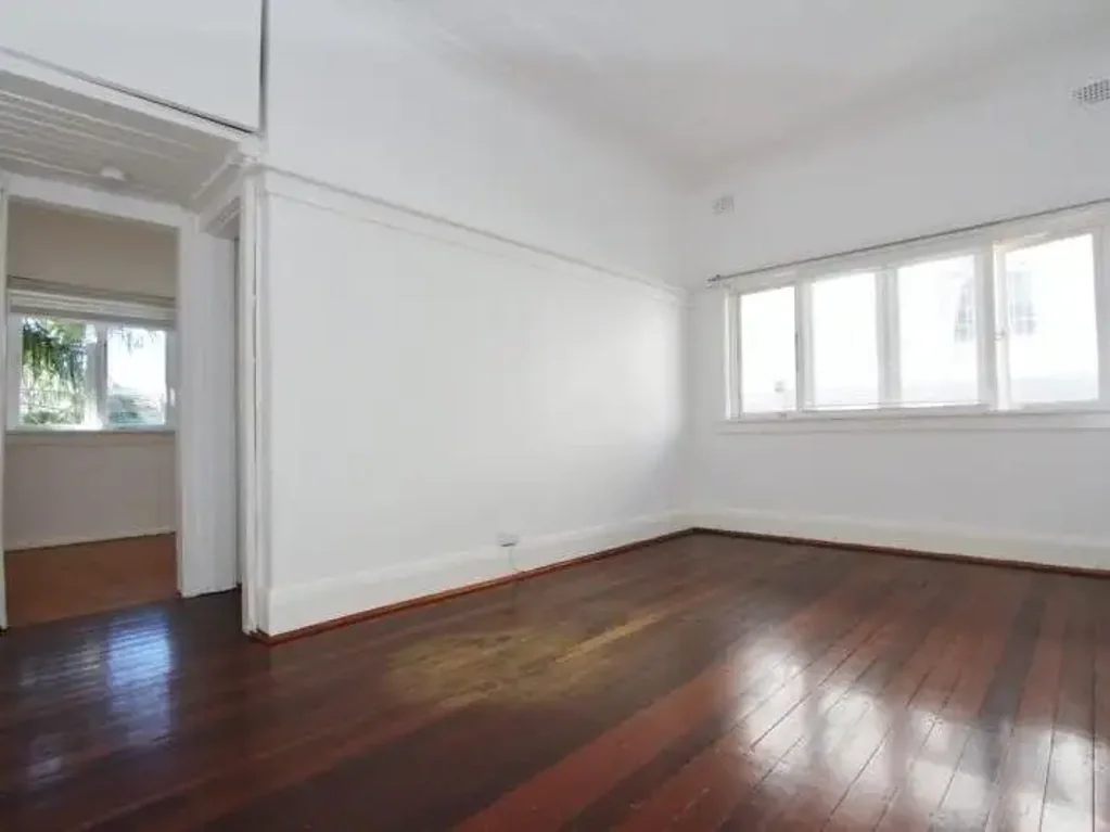 SPACIOUS ONE BEDROOM APARTMENT - MOMENTS TO BONDI BEACH