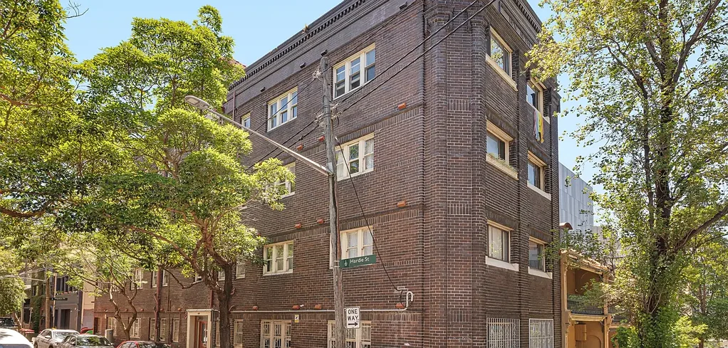 Darlinghurst 1房 艺术装饰风格 高天花板 明媚朝向 翻新厨房 屋顶花园露台 360度城市景观 交通餐饮近 Charming Art Deco Apartment in Exciting Locale