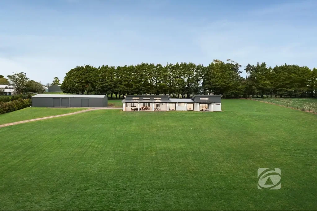 Harkaway 4chambre Architecturally Designed. Impeccably Built. 5 Acres of Possibility.