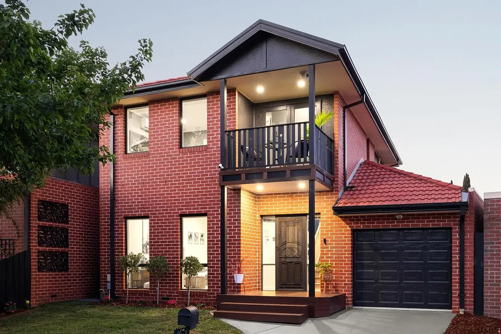 Kingsbury 3房 精美翻新单元房 宽敞三卧 开放式起居 时尚厨房 主卧精致更新 全年舒适供暖 独立洗衣房 死胡同安静位置 步行便利设施 Bright, Beautiful & Boutique Living