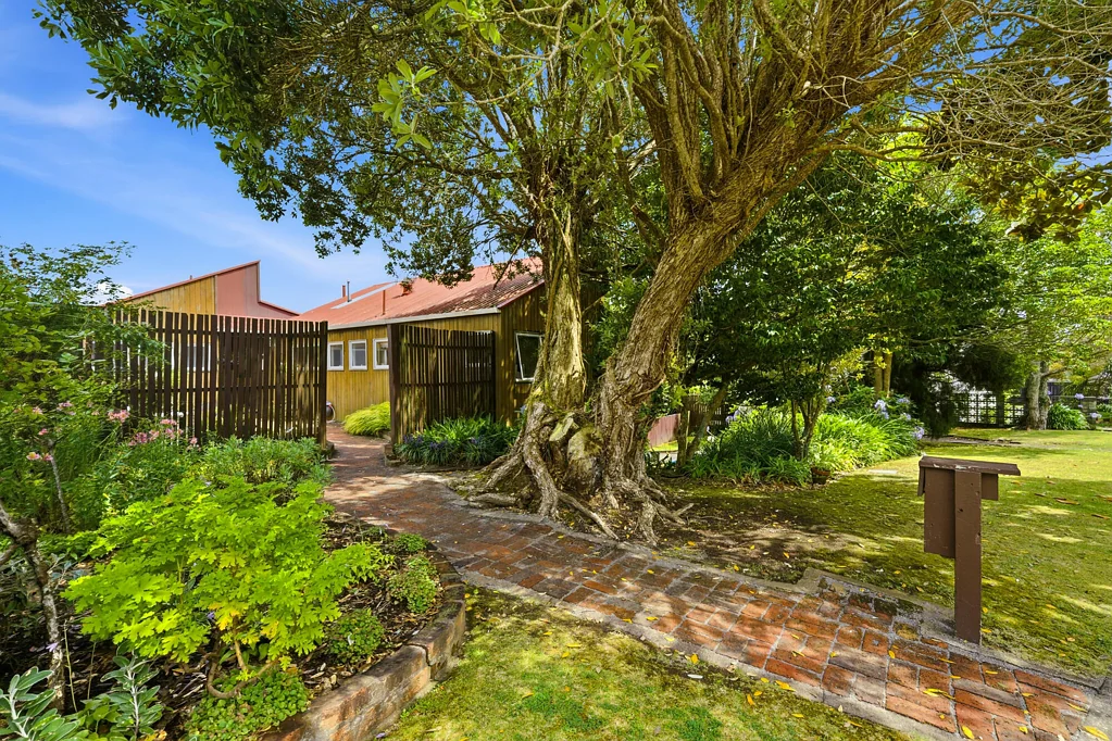 Westown 4房  Unique And Quirky 1970s Family Home With Potential