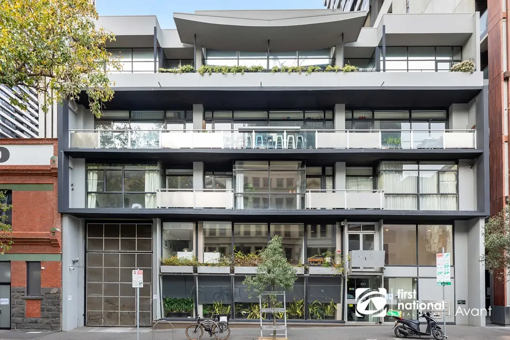LARGE & SPACIOUS LIVING ROOM APARTMENT in the heart of the CBD