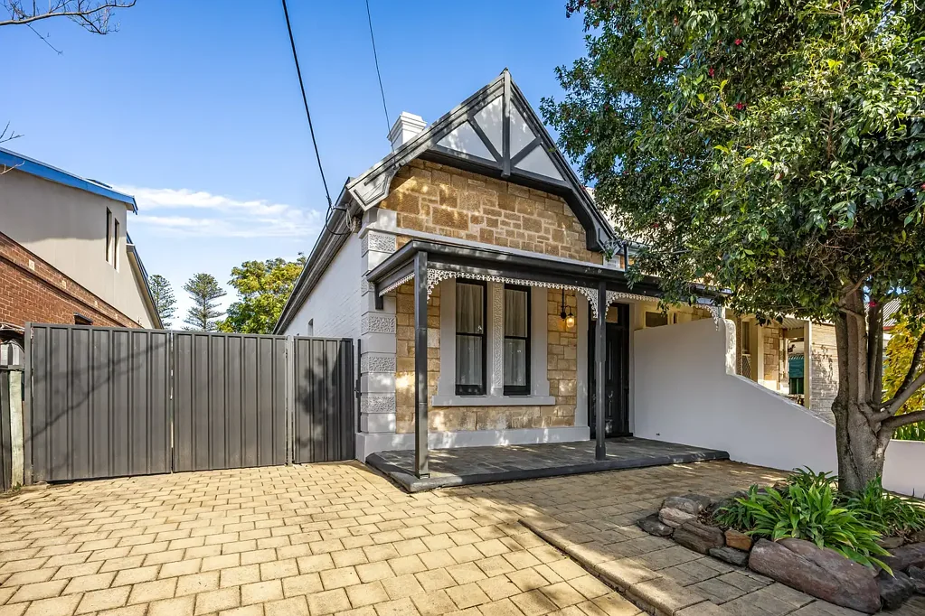 Largs Bay 3غرفة نوم Timeless Character and Coastal Charm on a Premier Largs Bay Address