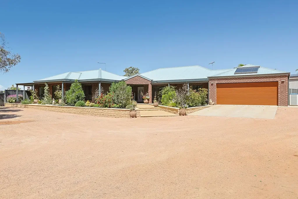 Koorlong 4غرفة نوم SPACE, LIFESTYLE, VERSATILITY & ALL ON OVER AN ACRE