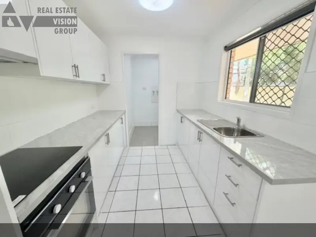 Emerald 4房  Recently renovated brick property now offering a great rental return.