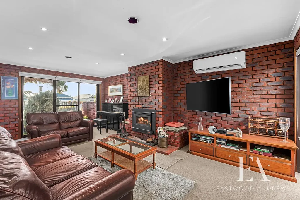 Geelong 4房  Solid Double Brick Home with Self-Contained Unit & Superb Location