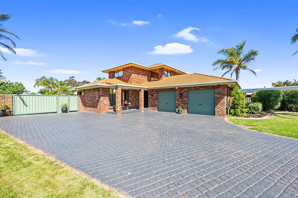 Sale 4Zimmer Family Oasis: Prestigious Nest Court Living at Its Best!