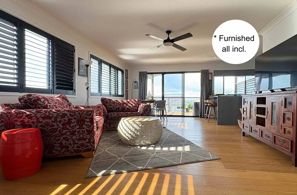 Upstairs apartment with sea view