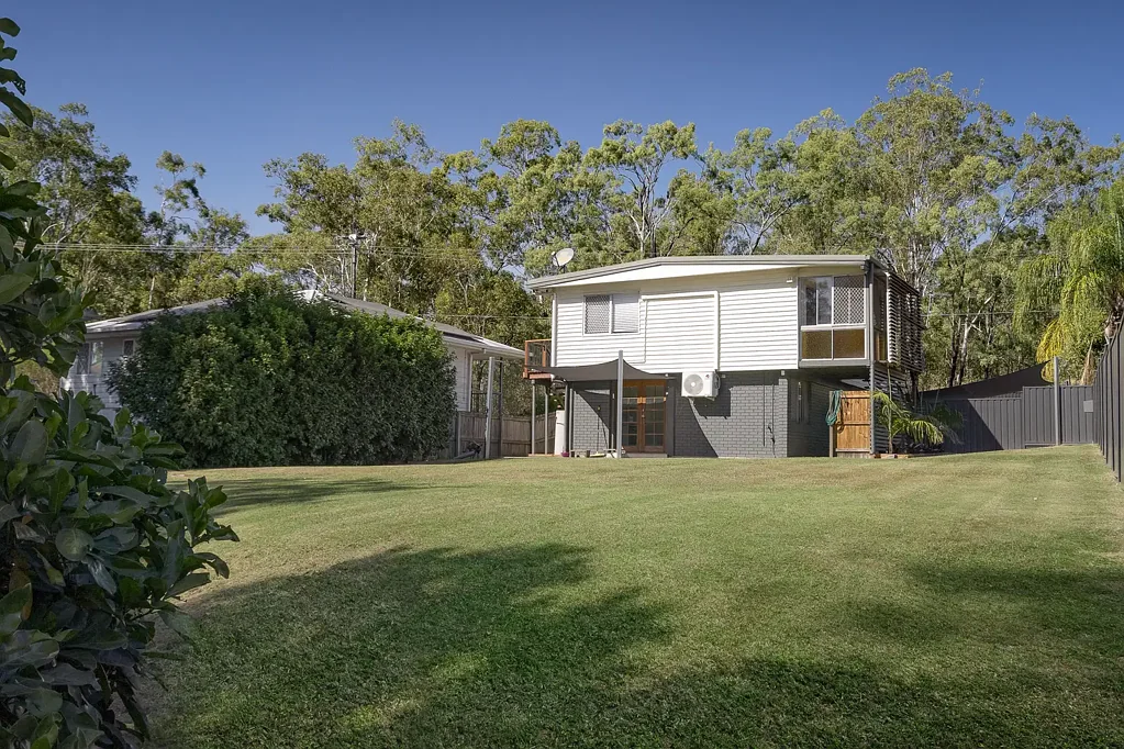 Bundamba 4कमरा A Rare 1,310m2 Gem Perfect for Multi Generational Living - Move In Ready!