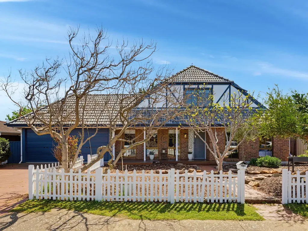 Moana 3ਬੈੱਡਰੂਮ Character Filled Tudor Style Living Moments from the Coast