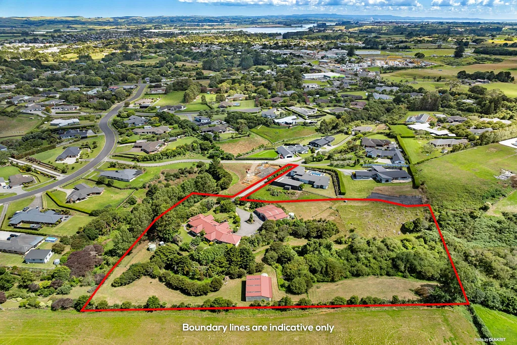 Waiuku 4房 建筑美学与乡村生活完美融合！1.5687公顷地块，景观花园+放牧围场+谷仓，私密宁静！ Architectural Estate Living – Private, Refined...