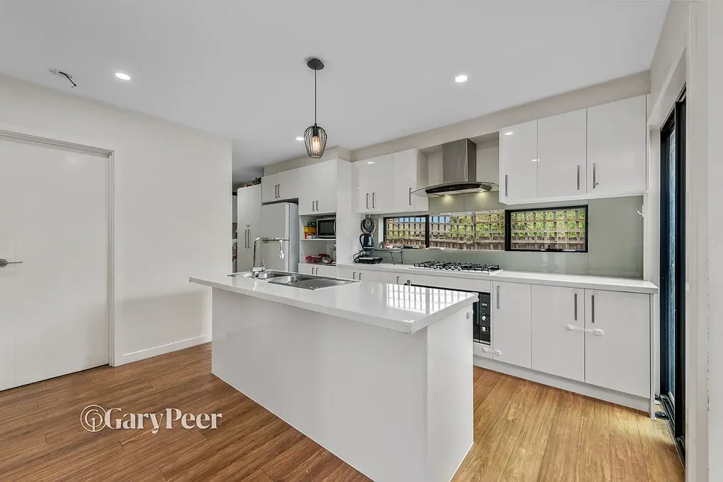 Clarinda 3房 楼下主卧宽敞 优质不锈钢电器 阳光娱乐露台 双车位锁车库 步行公交商场 学校近便 Modern home with contemporary comfort