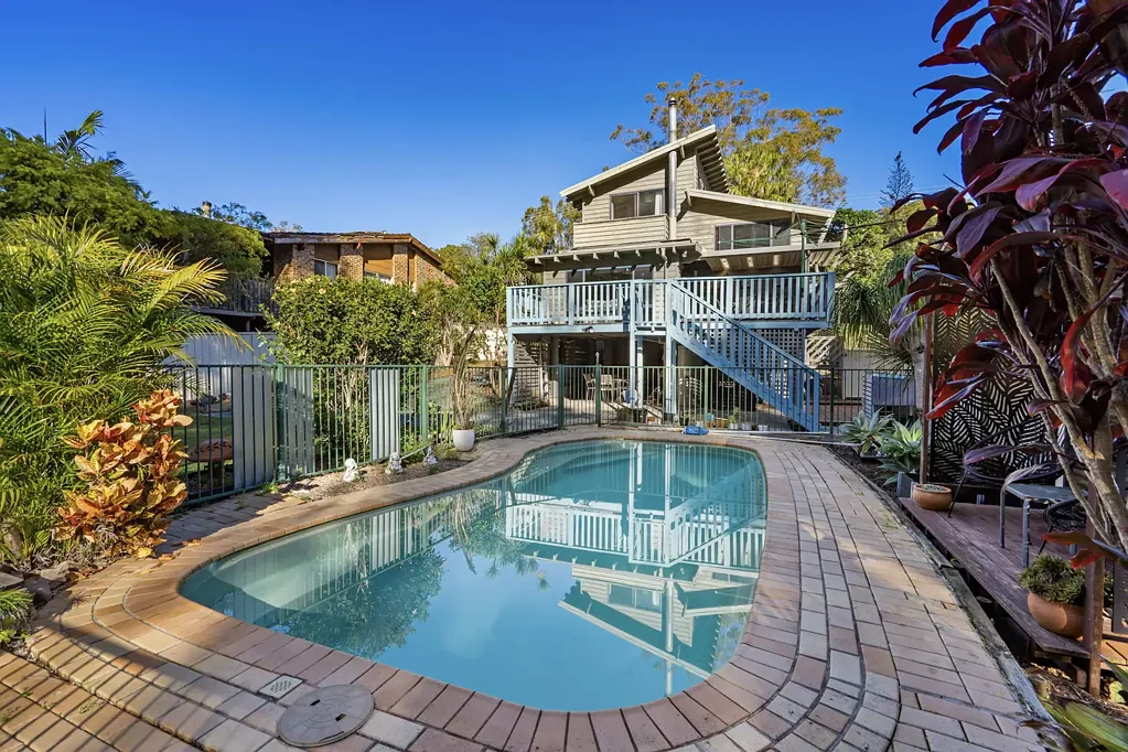 Green Point 4房  Spacious Family Living Backing onto a Beautiful Reserve
