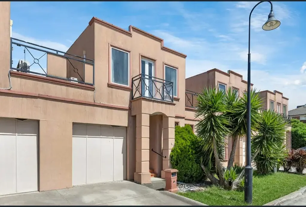 Kealba 3房  Charming Renovated Townhouse with Modern Upgrades