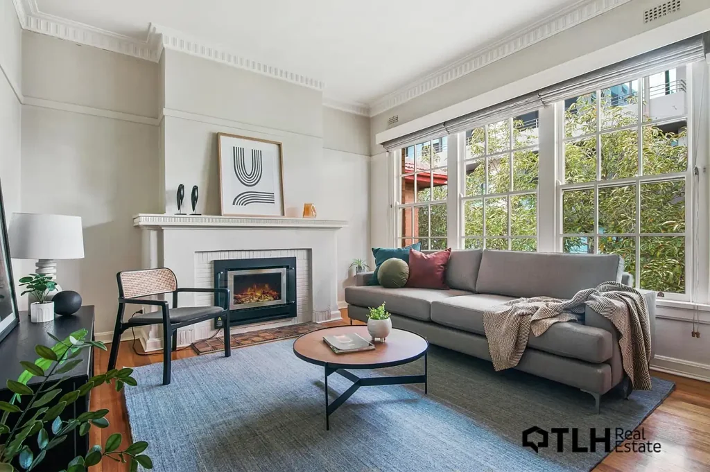 STUNNING SPACIOUS ART DECO DELIGHT