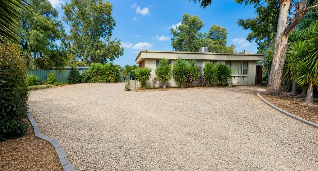 Epsom 4房  Family living in a prime position, complete with a bungalow set on a 990m2 block!