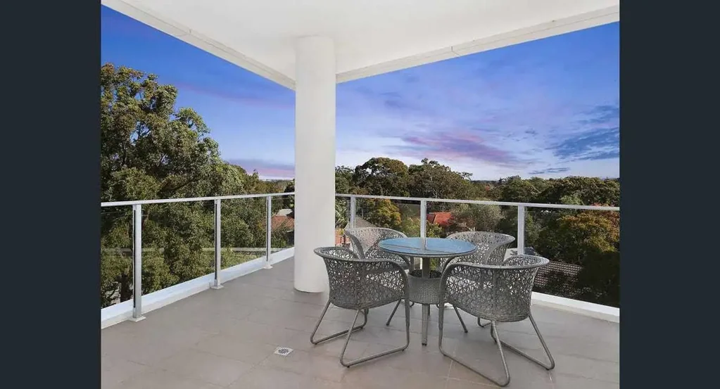 Bright and private corner apartment with distant views