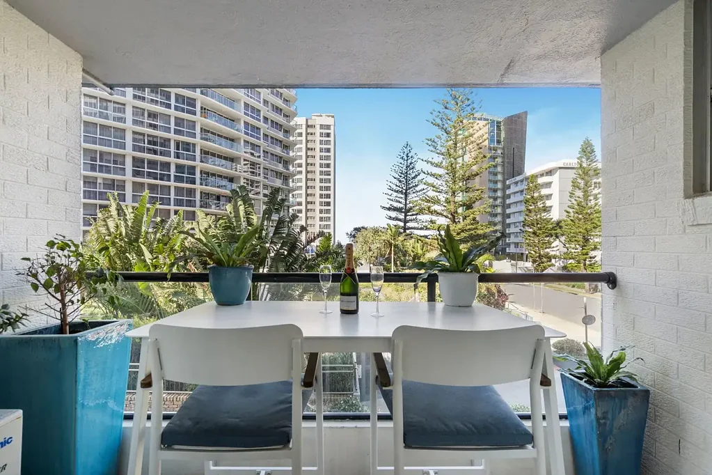 Surfers Paradise 2房  PROPERTY DREAMS START HERE