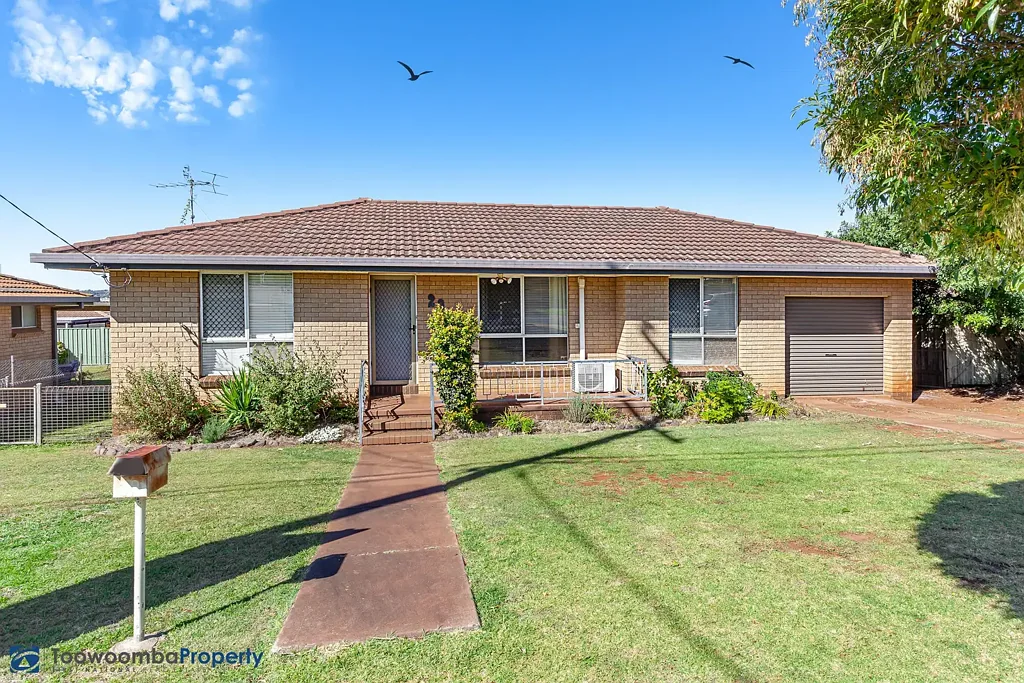 This charming 3-bedroom, 1-bathroom home offers comfortable living in a prime location!