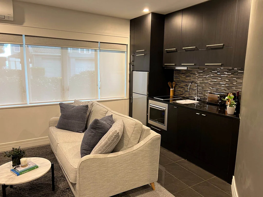 FULLY FURNISHED ONE BEDROOM - GIFFORD APARTMENT'S
