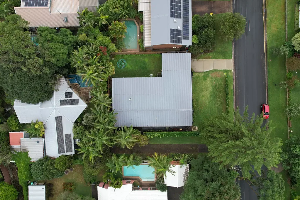 Forestville 4房 稀缺重建机会 696.7平方米地块 邻近车道通行权 四卧室住宅 附属车库 独立老人公寓。 COMING SOON