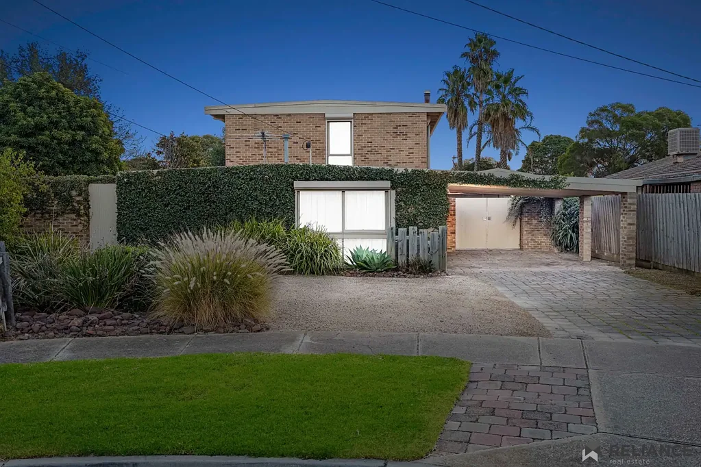 Melton South 5房 宽敞五卧套间 712m²地块 多区生活 4-6车位 全屋冷暖 高质窗帘 私密 pergola Beautiful Maintained family home in the heart of Melton South