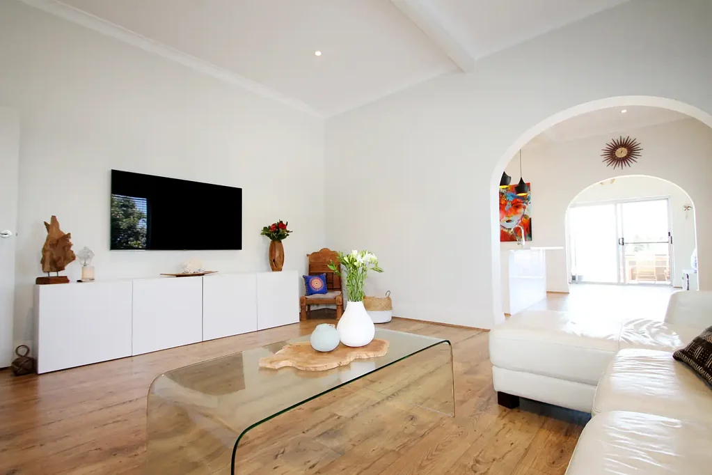 Luxurious and Sophisticated Apartment in Highly Desired Beachside Enclave