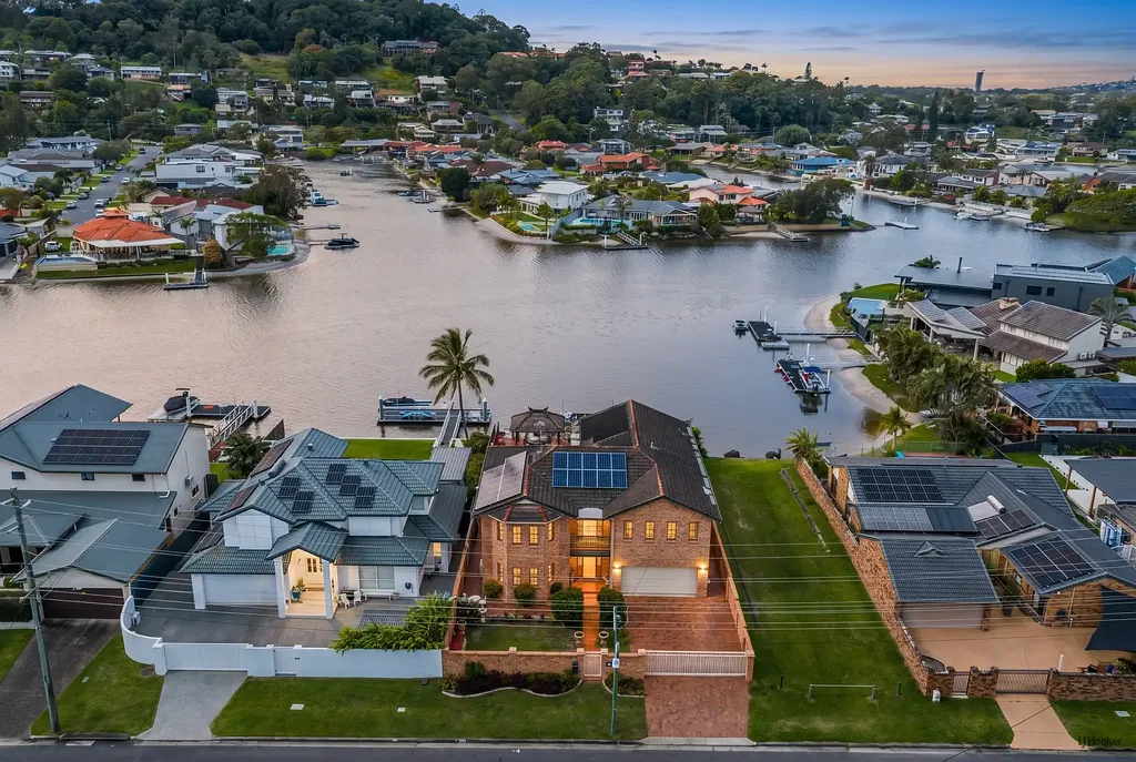 Tweed Heads 4 Slaapkamer The Manor Estate, Waterfront Living Worth Acting On