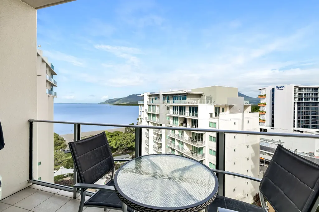 Cairns City 2कमरा Elevated Living in Cairns' Most Prestigious Address