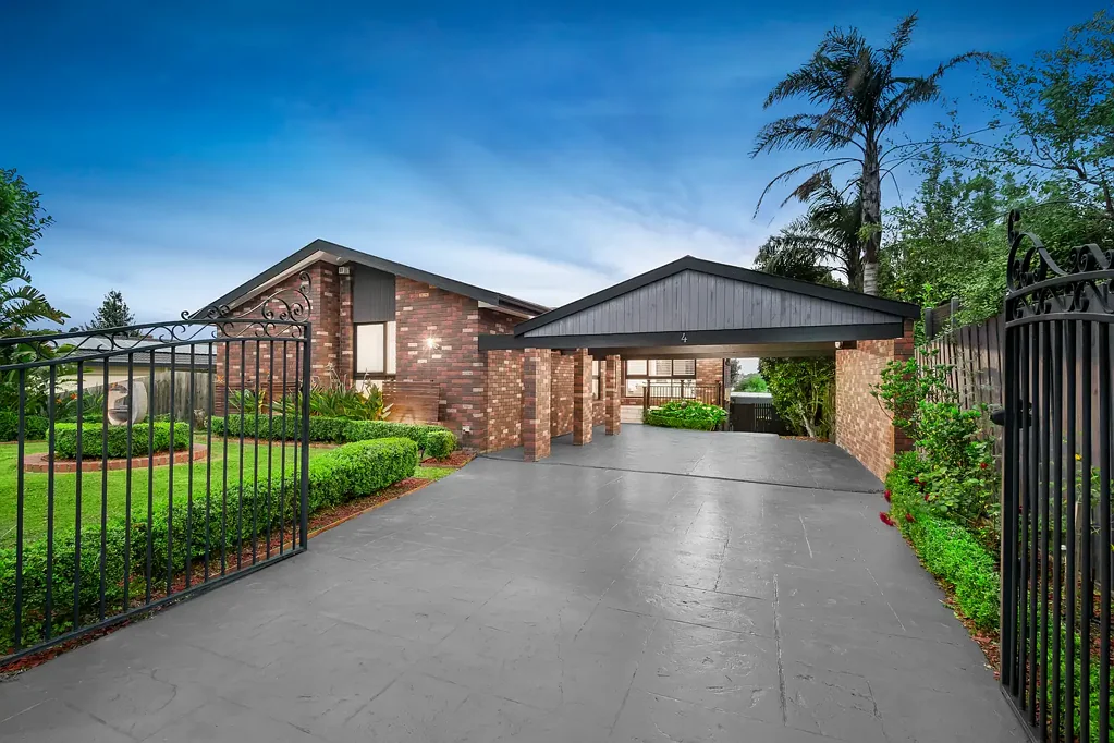 Doncaster East 4chambre Spacious Executive Home with Poolside Entertaining & Versatile Layout
