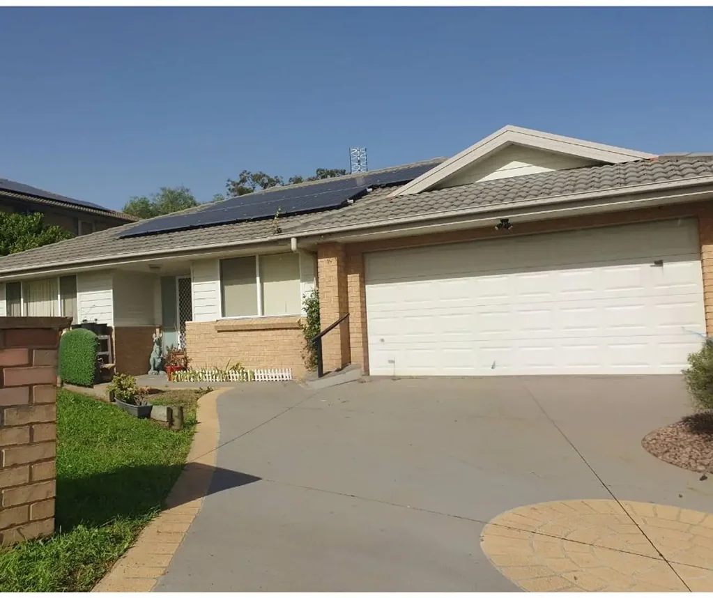 Muswellbrook 4कमरा COUNTRY HORIZONS WITH TOWN CONVENIENCE IN THIS 4 B/r BRICK-VENEER HOME ON A LARGE 1,356 SQM FENCED LOT