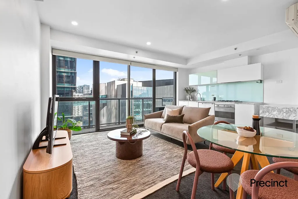 Melbourne 2房 CBD核心地段 近期翻新 双车位 城市景观 现代厨房 大理石浴室 游泳池 健身房 交通便利 Stylish City Living with Views, Light & Lifestyle Convenience
