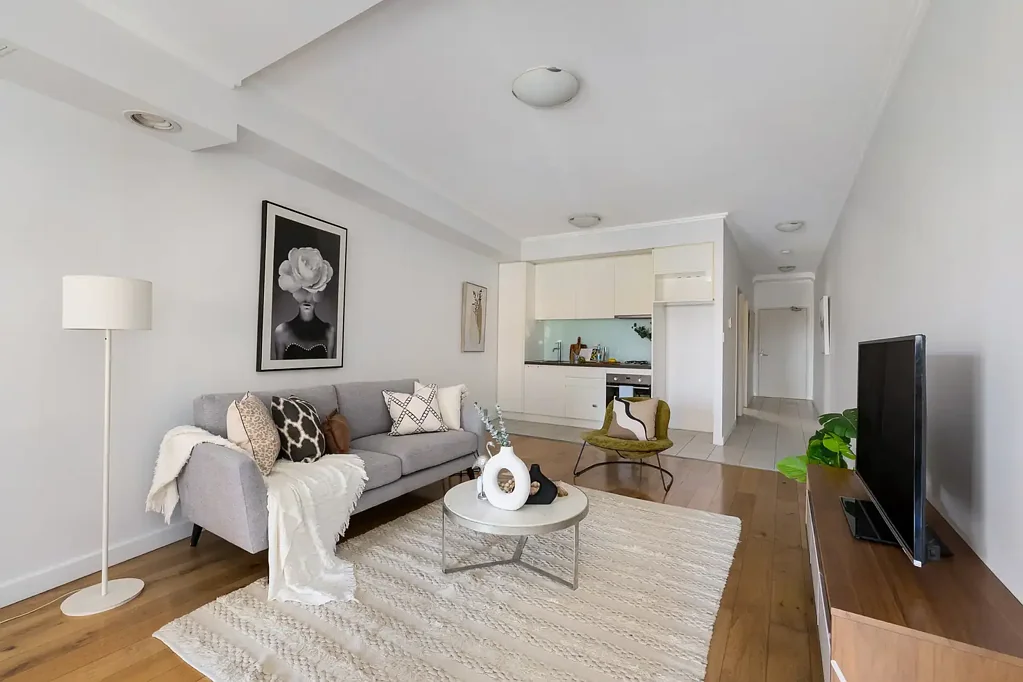 Newtown 1房 现代单卧室公寓 俯瞰King Street 现代装修 木地板宽敞起居区 私人阳台 地下停车位 靠近交通与生活 Updated apartment overlooking iconic King Street