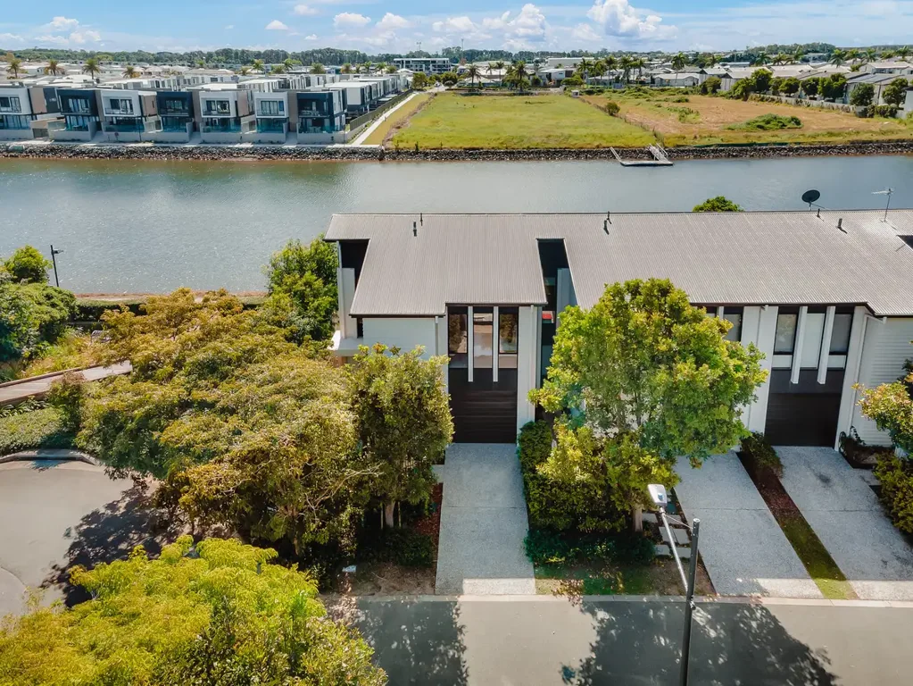 Hope Island 3침실 Premium Waterfront Living with Vacant Possession