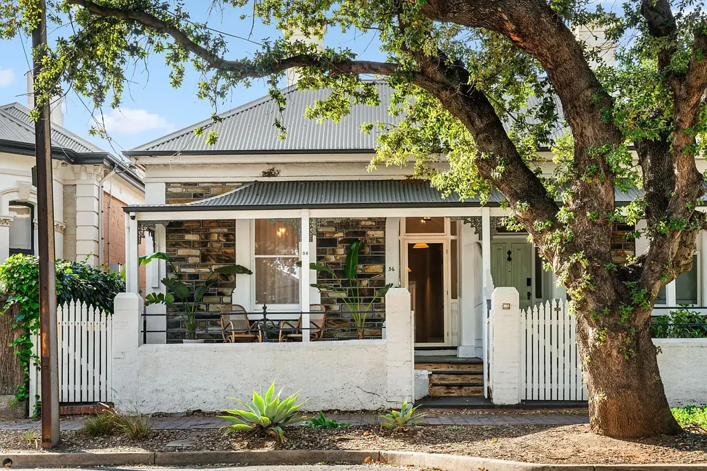 Glenelg South 3Zimmer A Timeless Maisonette of Character & Coastal Charm.