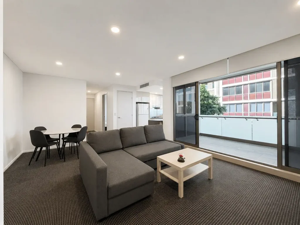 Freshly painted fully furnished huge (72sqm) 1 bedroom + study in the heart of Zetland