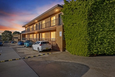 Crestwood 1 Slaapkamer Entry Unit or Investment!