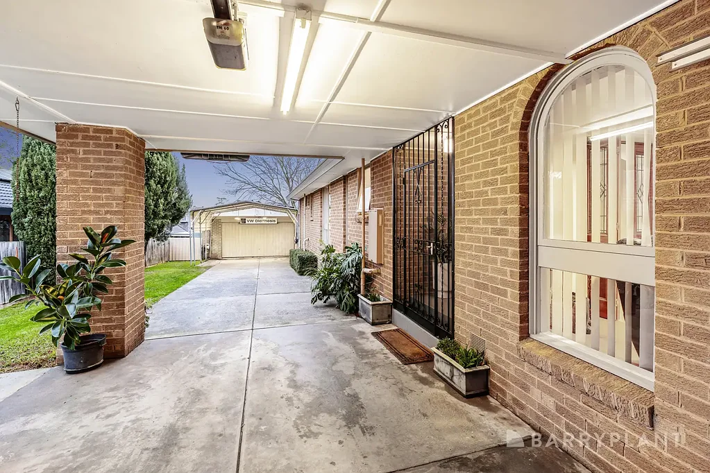 Bayswater North 4 Slaapkamer Secure entertainer with extensive parking.