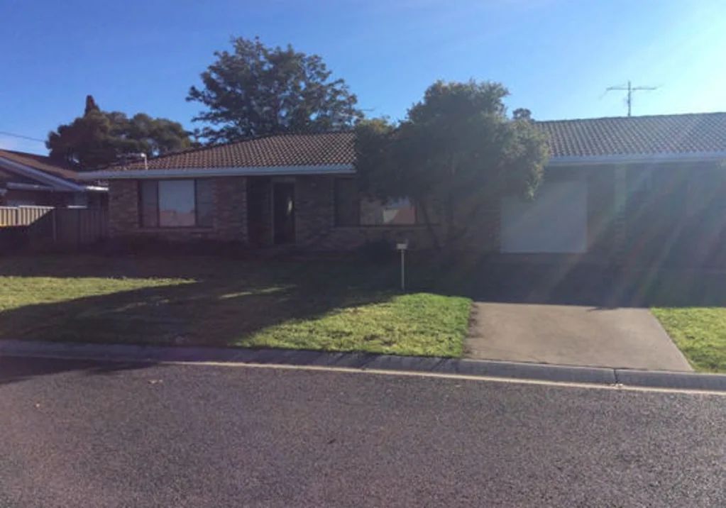 NORTH TAMWORTH - Quiet Duplex