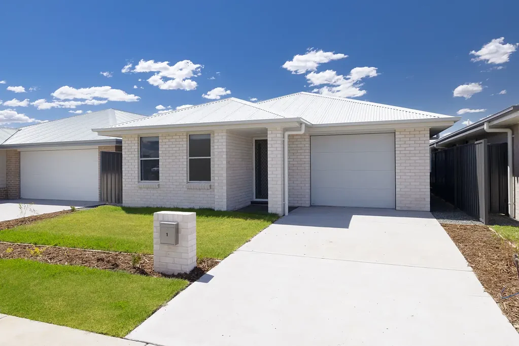 Lochinvar 4 Slaapkamer Brand New! If you're wanting to get into the Market, now is the time.